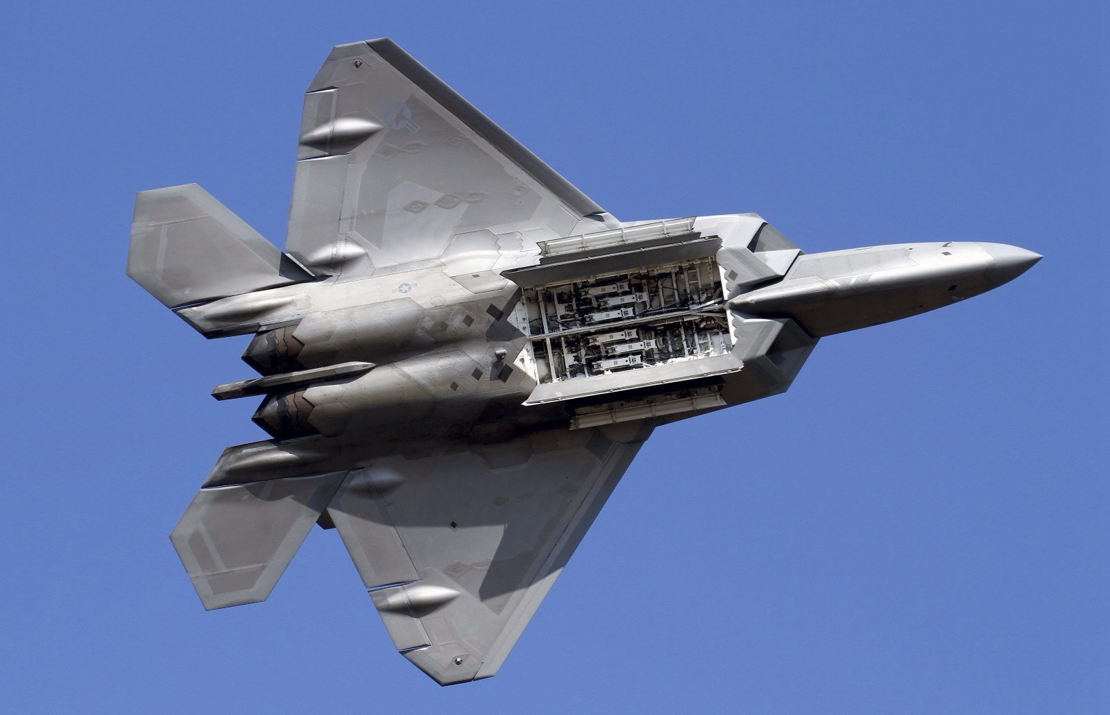 f-22全弹仓开启低空掠过细节清晰可见