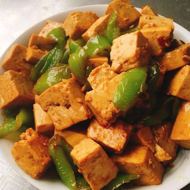 家常菜简单做--辣椒炒豆腐