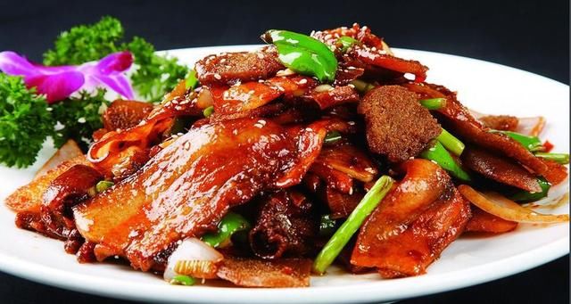 回锅肉是川菜中一种烹调猪肉的传统菜式,在川菜中的地位是非常重要