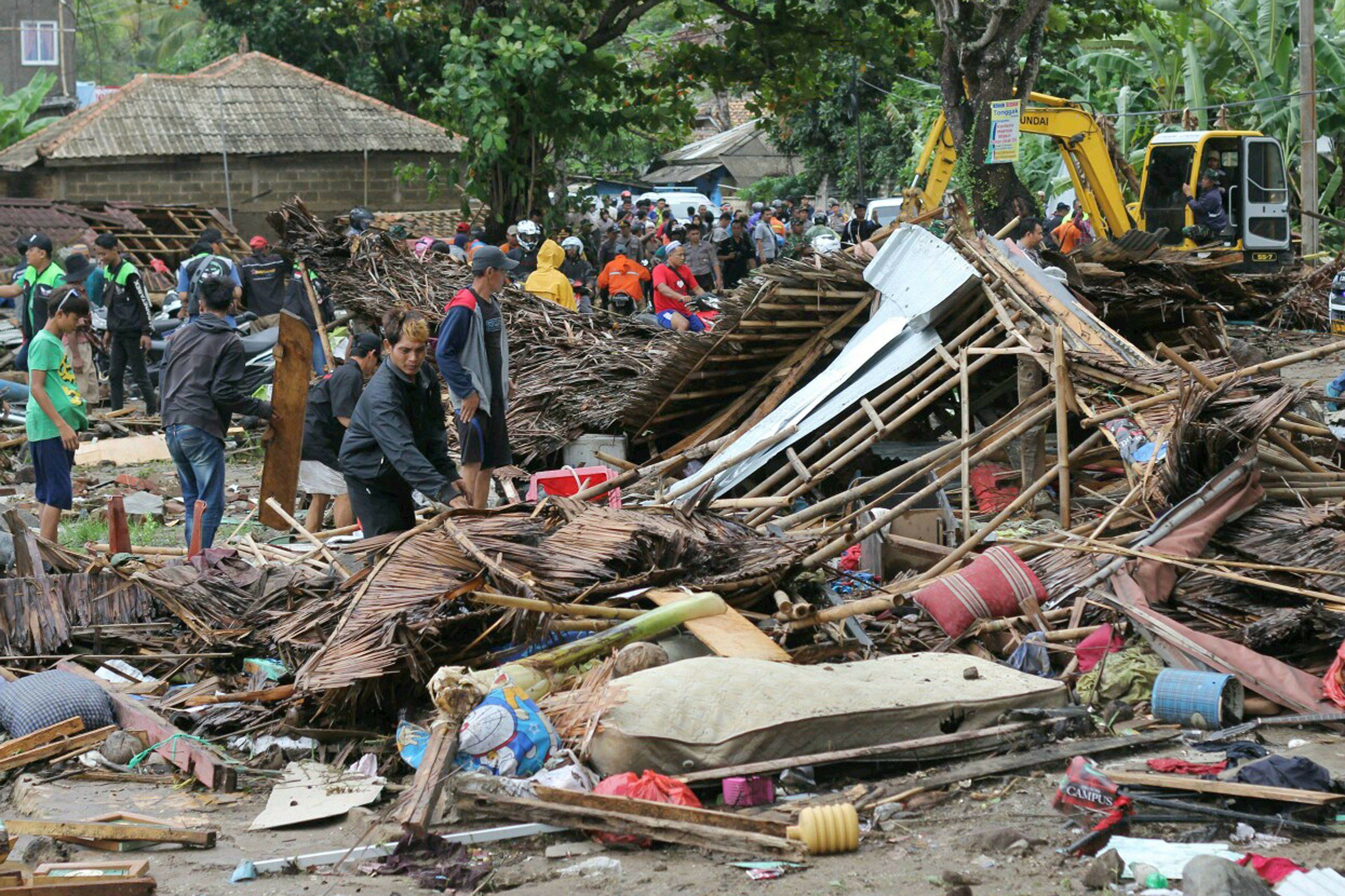 直击印尼海啸灾难现场 已致168人死亡