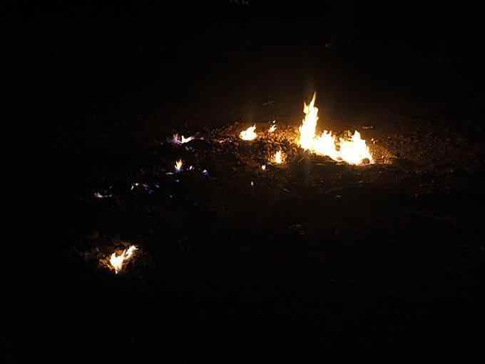 男子夜里经过坟地, 禁不住好奇回头一看, 吓得他魂飞魄散!