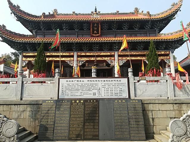 穿过寺庙登山就来到飞来石景点,相传是赤松子求雨的地方.