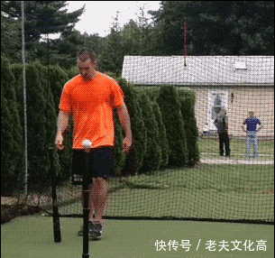 搞笑gif: 我又陷入沉思了, 这年头没两下子还不能上街