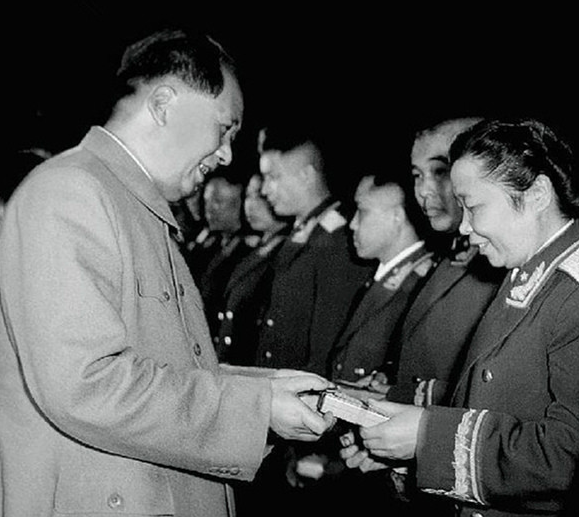 1955年授衔仪式之后,众多元帅只向一人敬礼,朱德说:你