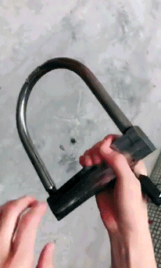 搞笑gif:妹子锁腰上干嘛?那是我锁自行车的