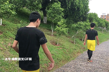 搞笑gif .这玩意不是进去就躺下的吗?她是怎么做到的?