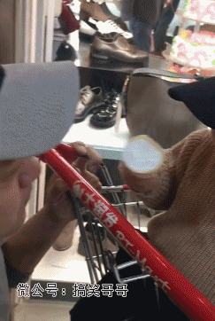 搞笑gif:现在可不是磕头的时候,悄悄地,超市阿姨不知道!