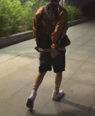 搞笑动图:直到掀开女友被子的那一刻,我才知道发生了什么.