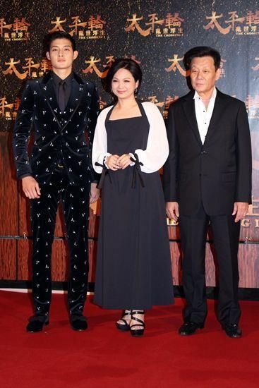 62岁寇世勋全家照,儿子超帅气有出息,两个老婆漂亮但吃不消!
