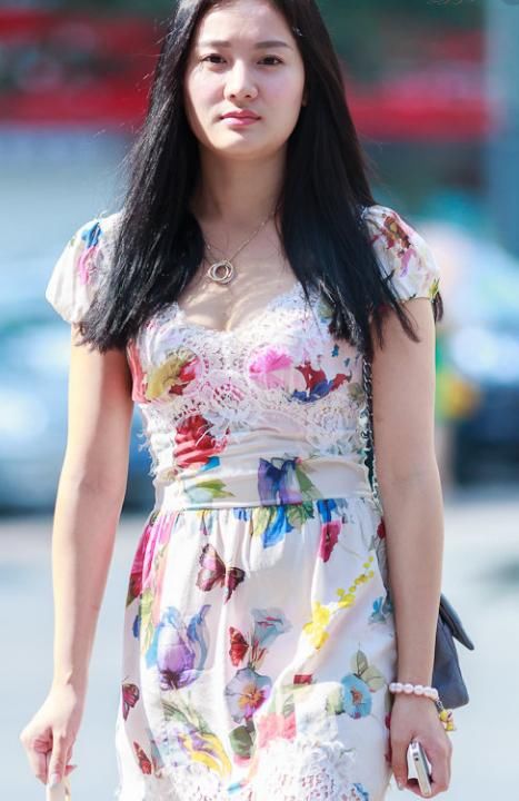街拍:图4美女的"大榴莲",太诱人了,看完我都流口水了!