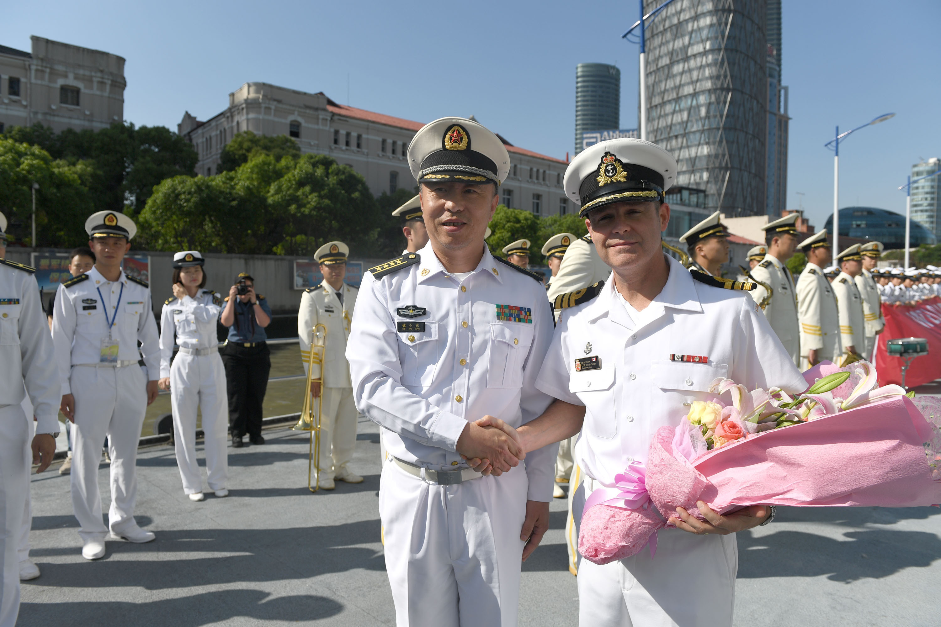 东海舰队某基地参谋部副参谋长魏小东大校前往码头迎接加舰,并与舰长