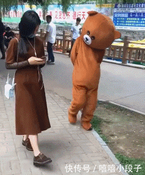 搞笑gif:大街上看美女不是你的错,但是树撞坏了你得赔
