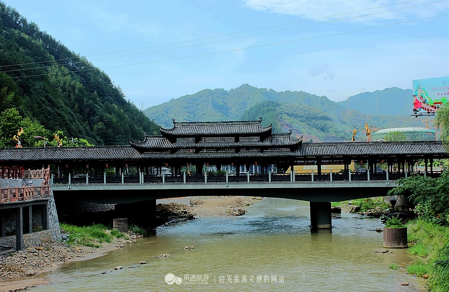 景宁廊桥如"初月出云,长虹饮涧"