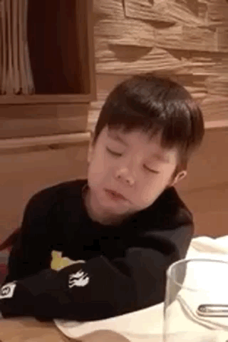 嗯哼滑雪摔倒,杜江霍思燕非但不扶还先拍照,嗯哼表情生无可恋!