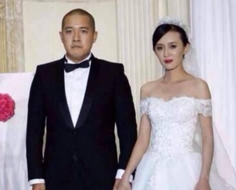 张丰毅的现任老婆霍凡结过一次婚,而且还有一个女儿,和张丰毅没有孩子