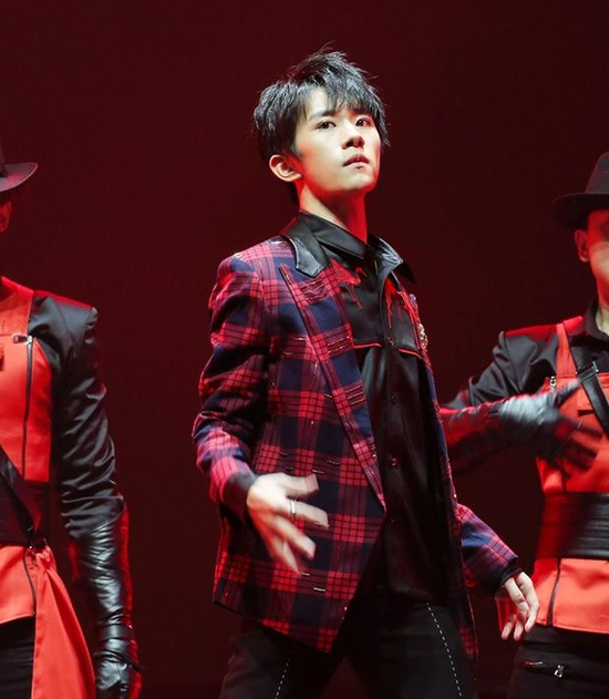 tfboys成员易烊千玺在4周年演唱会上,将所会的技能beatbox,爵士鼓