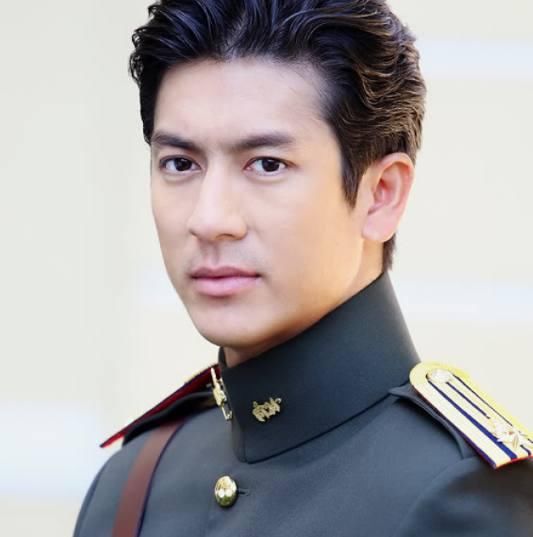 2009年出生的男明星,2000年出生的男明星 他在2009年的时候和peach结婚,2014年生下儿子.