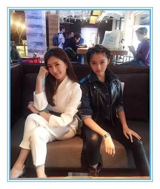 关晓彤真尴尬!同框江疏影忘p图,明明20岁少女却拍出大妈既视感