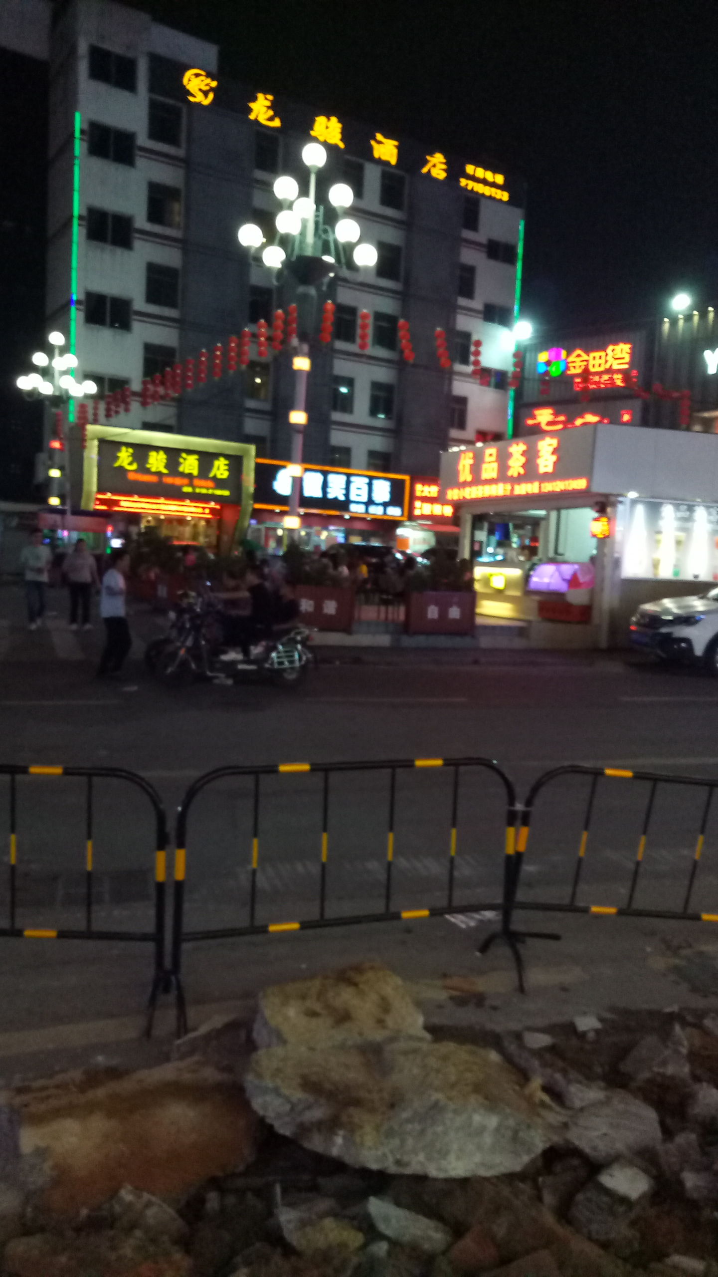 实拍深圳公明田寮村晚上街景,这样的夜生活你觉得如何