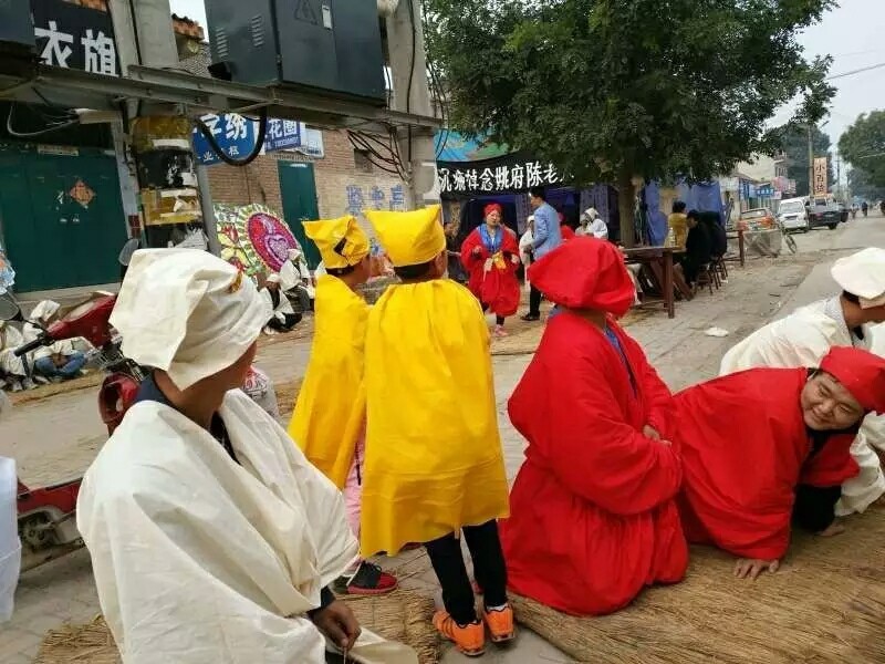 仪式,孝顺的儿孙们还为陈老太请来道士连续做好几天法事,昨日日出殡