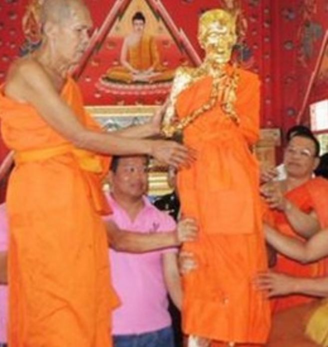 1973年圆寂的得到高僧luon的肉身就位于泰国苏梅岛,87岁他保持着坐禅