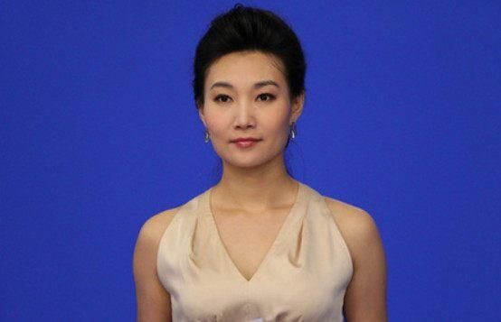 她是最美央视女主持之一,如今摘掉假发后,网友:被骗好