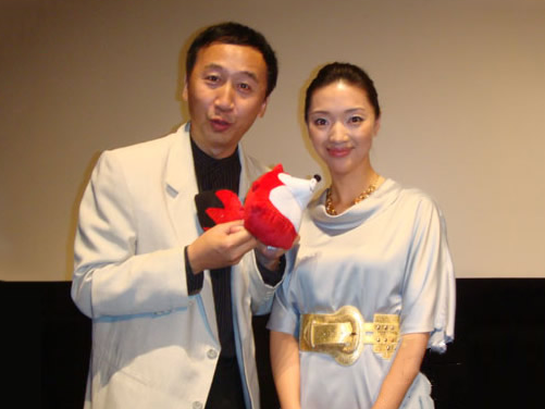 他是著名导演,误以为是冯小刚大哥,娇妻小他21岁
