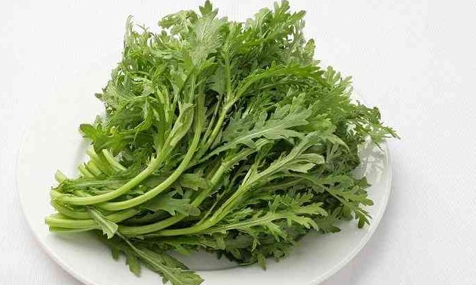 茼蒿又称同蒿,蓬蒿,蒿菜,菊花菜,塘蒿,蒿子杆,蒿子,桐花菜(在福建等