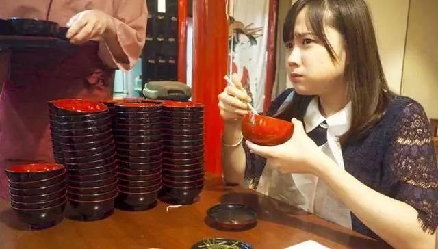 日本大胃王女孩吃掉293碗面条,表示没吃饱,真心看着都