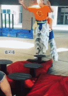 搞笑gif:大姐干的漂亮,路边不让随便大小便不知道吗?