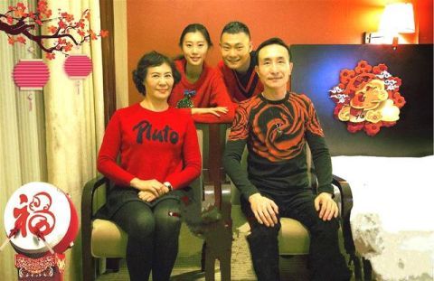 60岁巩汉林和老婆,儿子近照曝光,原来他每天面对的是这样的女人