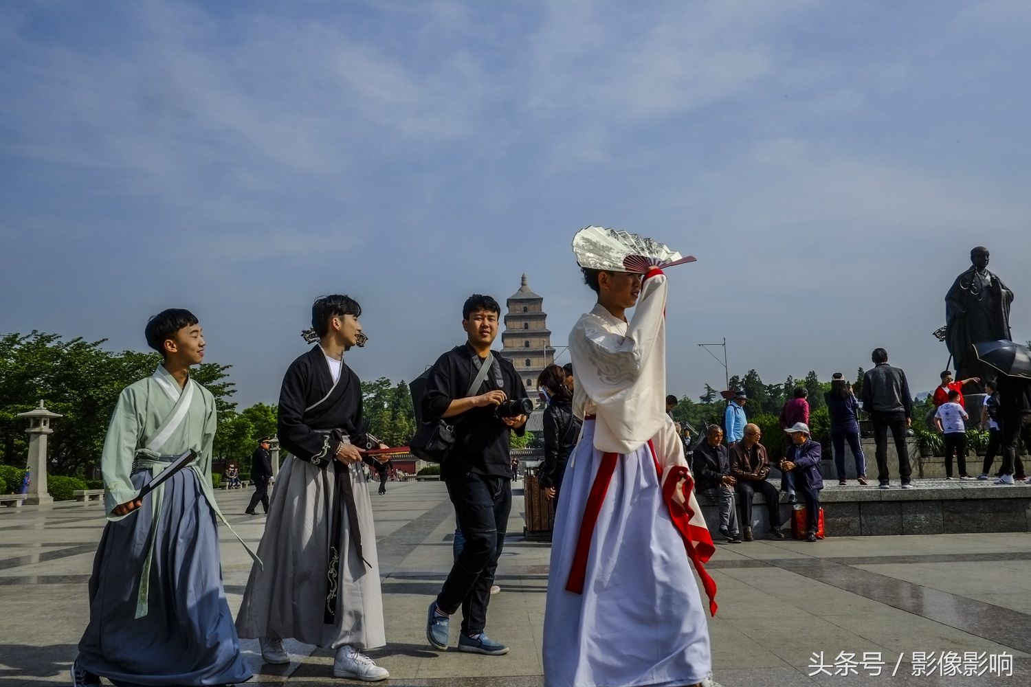 现在汉服开始成为许多年轻人的心头好,不光是爱美的女孩们,也有越来越