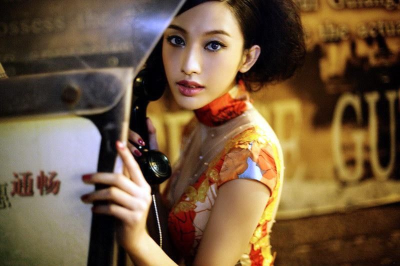 肤白貌美大长腿,张俪绝对有足够的资本穿旗袍!