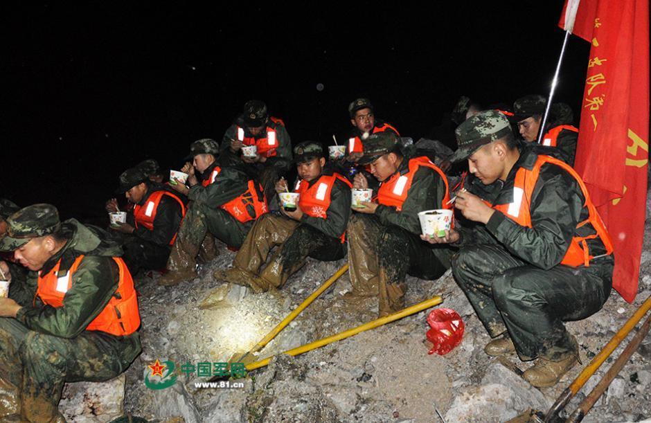 官兵抗洪救灾:重温堤坝上那些难忘瞬间