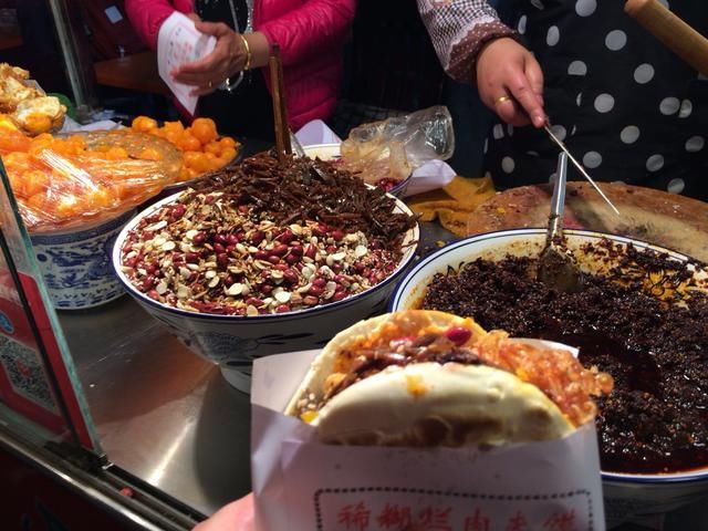 从外地人的角度,吐槽西安回民街永兴坊的那些网红美食