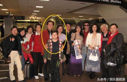 65唐国强全家照,儿子是冯小刚徒弟,女儿很漂亮,前妻含恨自杀