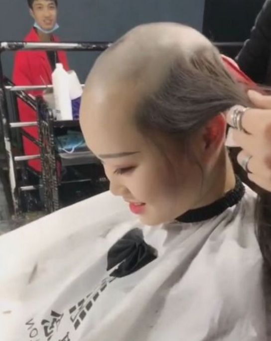 美女烫头发剃光头
