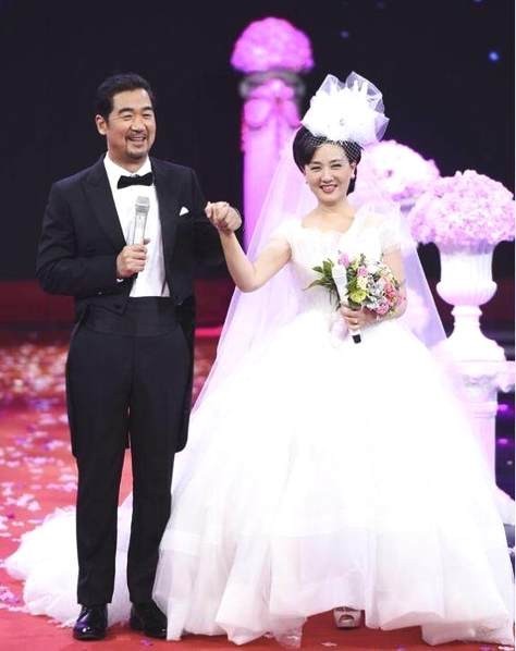 结婚近30年,今年3月,张国立终于在一个综艺节目里给了邓