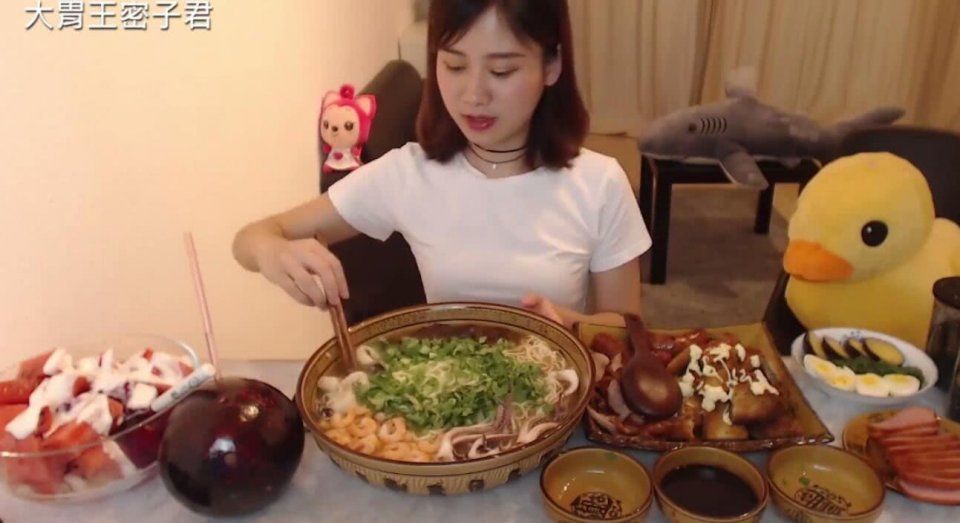 大胃王密子君没钱吃米,吃6斤海鲜拉面,配肉承包海陆空