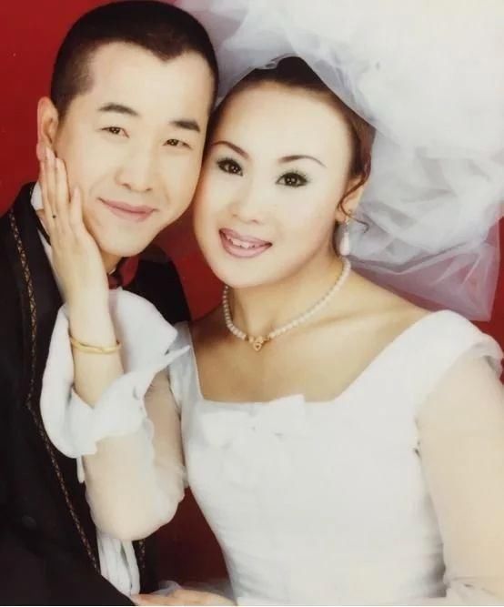 《乡村爱情》中"刘能"和第二任妻子近照,前妻好漂亮