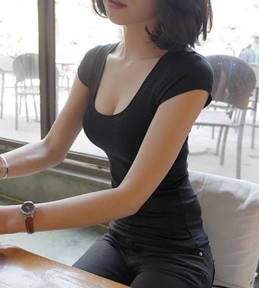 胸大一定要这样穿,彰显凹凸感,修身t恤,展现女人好身材