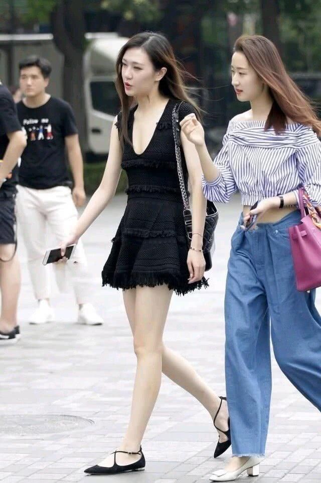 街拍:街头偶遇时尚两姐妹,短裙vs牛仔长裤,翘臀美腿各