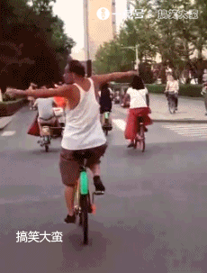 搞笑gif:妹子这是典型的偷鸡不成倒蚀把米!