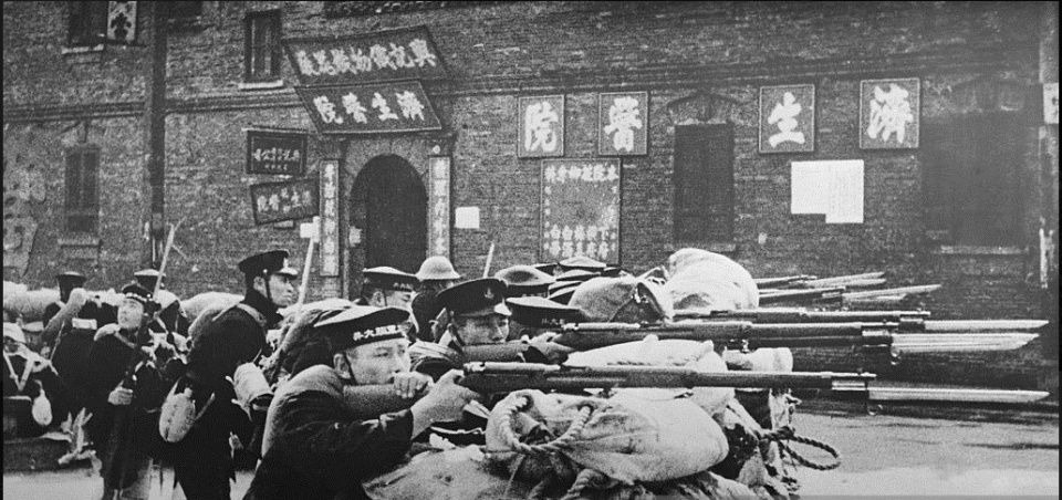 8,日本海军陆战队在一个设置路障的街道上(上海郊区)准备战斗,1932年2