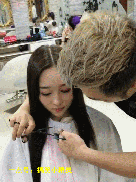 搞笑gif:遇到这样的美女就娶了吧,肯定勤俭持家