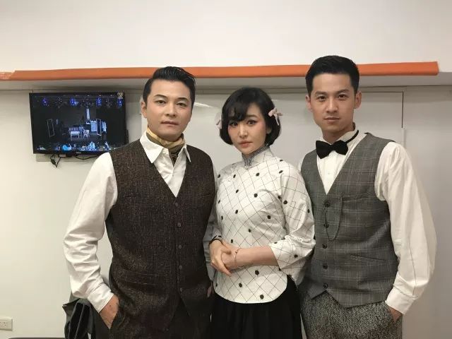 演员徐白晓,孙翌琳,王佳骏 化妆间内准备演出