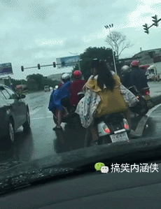 搞笑gif趣图 大哥,你别抖了,看把美女弄得都不好意思了