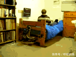 搞笑gif:妹子,你这姿势太让人浮想联翩了