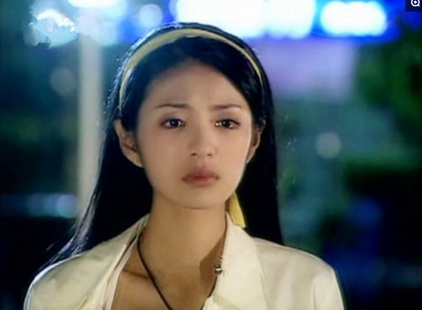 4/4安以轩 2003年,安以轩因在台剧《斗鱼》中饰演女主"小燕子"而走红