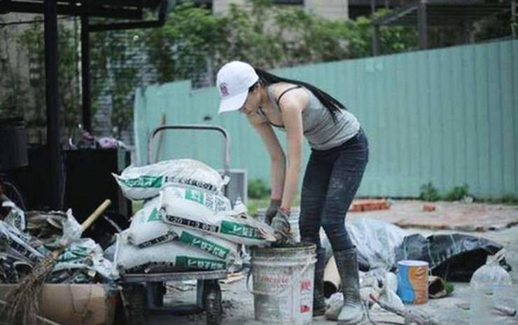 一个美女在工地上搬砖和水泥 只为圆一个咖啡馆的梦!